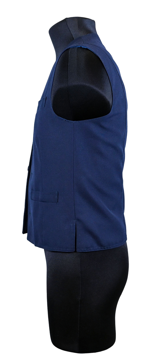 Väst till ämbetsdräkt för Luftfartsverket. Västen är av mörkblå ylle med enkel knäppning med tre stycken plastknappar. Framtill finns totalt tre stycken fickor, två midjeficor samt en bröst ficka på vänster sida. I fodret finns en innerficka på vänster sida.

Västen är tillverkad av Kommanditbolaget Björck & Co.