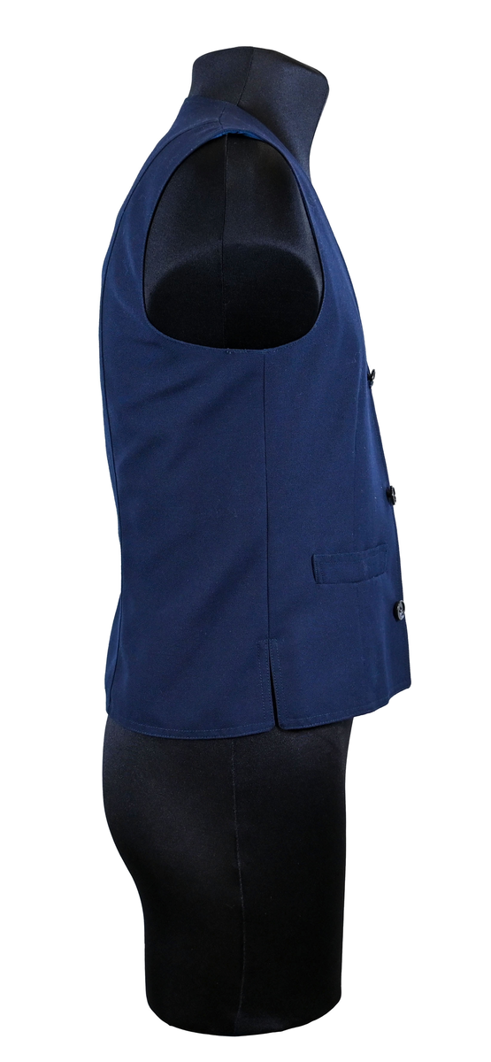 Väst till ämbetsdräkt för Luftfartsverket. Västen är av mörkblå ylle med enkel knäppning med tre stycken plastknappar. Framtill finns totalt tre stycken fickor, två midjeficor samt en bröst ficka på vänster sida. I fodret finns en innerficka på vänster sida.

Västen är tillverkad av Kommanditbolaget Björck & Co.