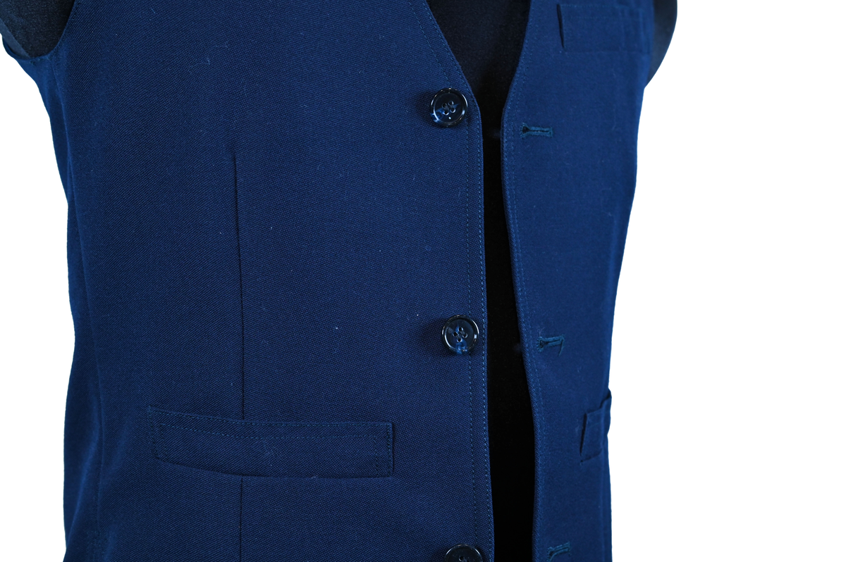 Väst till ämbetsdräkt för Luftfartsverket. Västen är av mörkblå ylle med enkel knäppning med tre stycken plastknappar. Framtill finns totalt tre stycken fickor, två midjeficor samt en bröst ficka på vänster sida. I fodret finns en innerficka på vänster sida.

Västen är tillverkad av Kommanditbolaget Björck & Co.