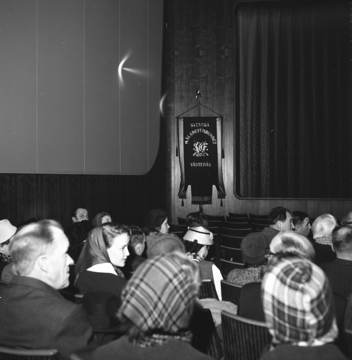 På flaggan står Svenska Målareförbundet, avdelning 17 i Västerås. Bilden är tagen den 11 februari 1958 av Ateljé Eggeborn.