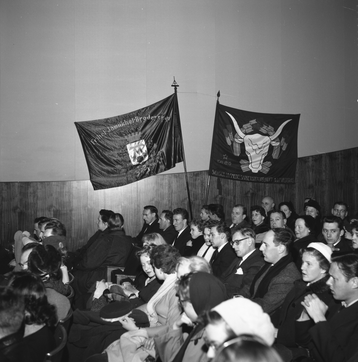 På flaggan står Svenska livsmedelsarbetareförbundet, avdelning 7 i Västerås. Bilden är tagen den 11 februari 1958 av Ateljé Eggeborn.