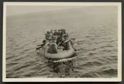 Besättning i gummibåt.