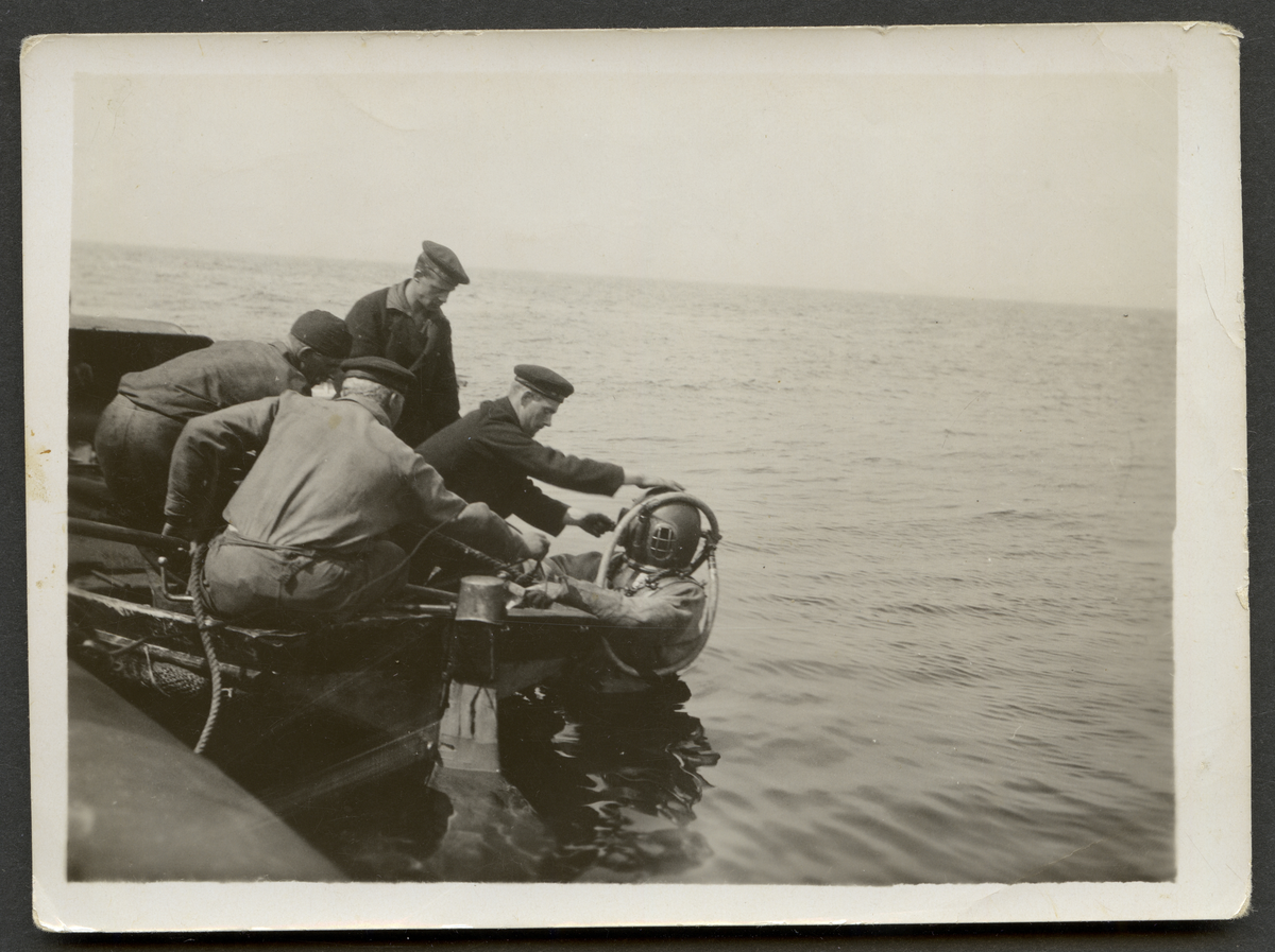 "Dykaren går ned för bärgning av torped på 52 m djup å södra Mysingen för ub. Svärdfisken pingstafton 1916."