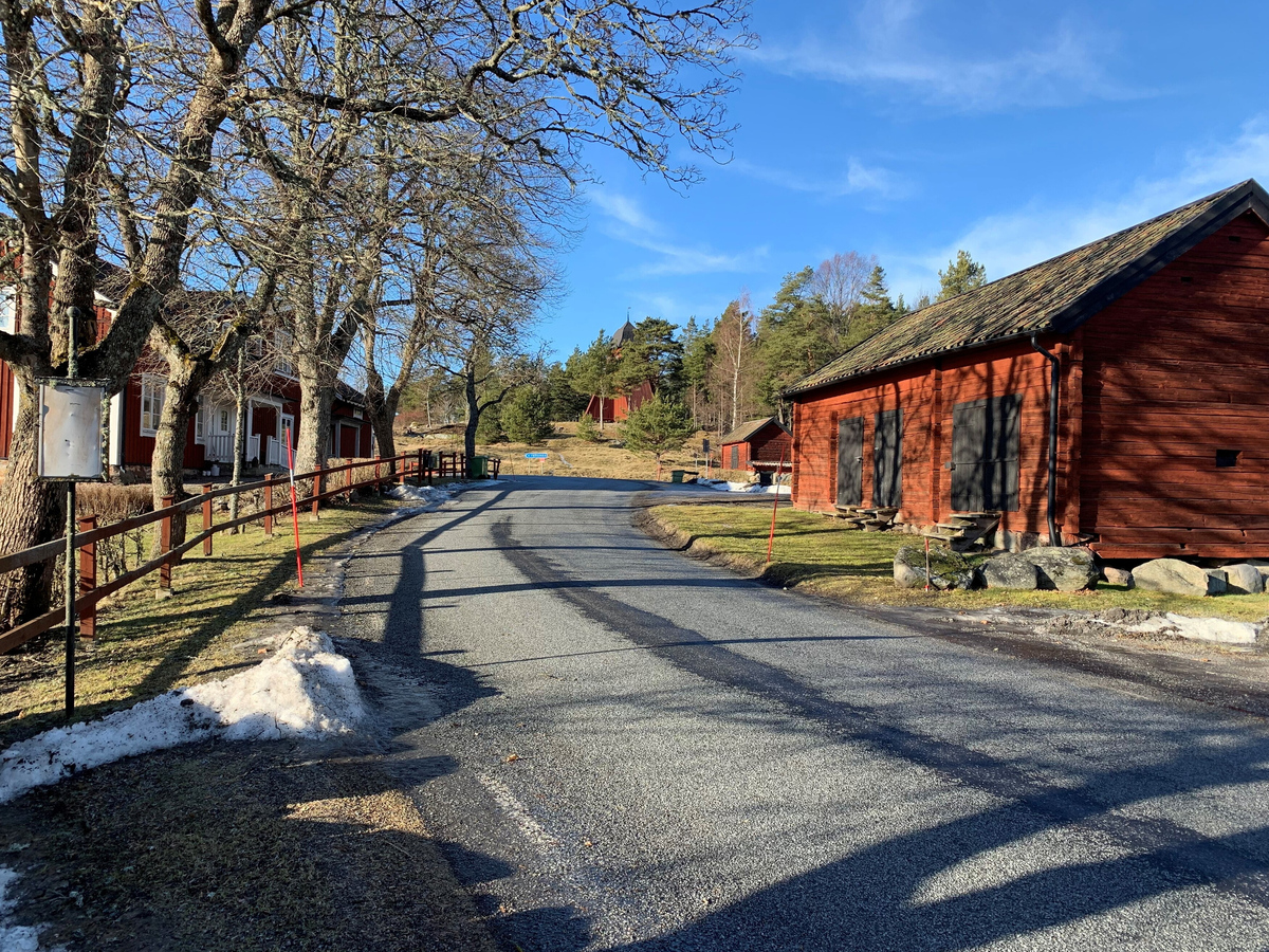 Kårstaby vid Kårsta kyrka. 