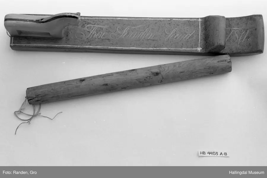 Mangletre m/ rull. Raudbrunt på ovasida med innskrifta "Thor Svendsen Sand 1871" i gult, blå kantar, gul hest med svart man.