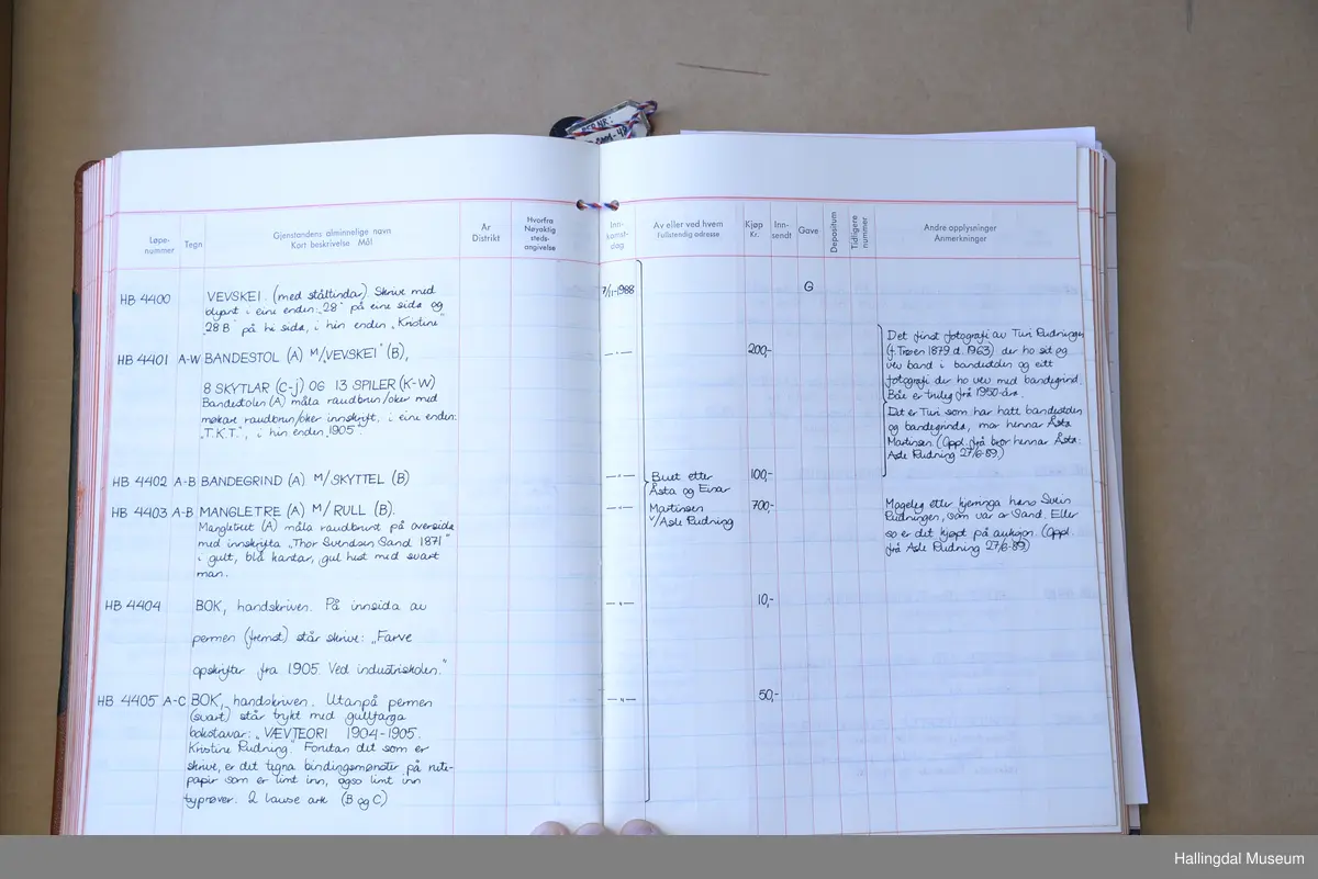 Mangletre m/ rull. Raudbrunt på ovasida med innskrifta "Thor Svendsen Sand 1871" i gult, blå kantar, gul hest med svart man.