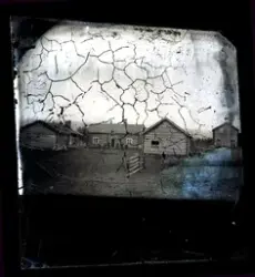 Gårdstun, tømmerhus, mennesker.