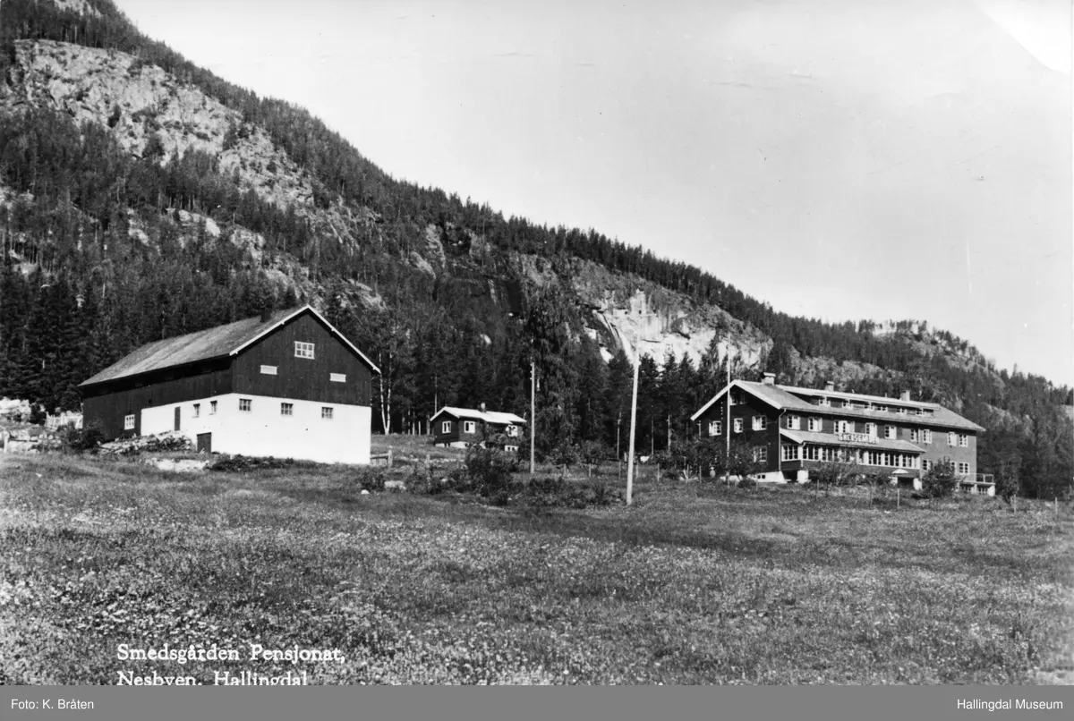 Smedsgården Pensjonat. Ca. 5 km nord for Nesbyen. Det første pensjonatet brant ned i 1949. 
Gården hette tidligere Svarvargarden.
