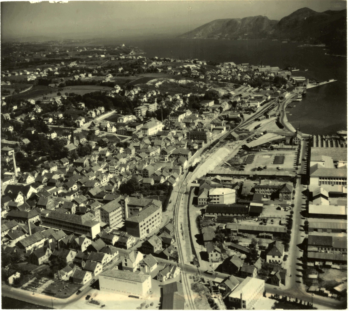 Flyfoto av Sandnes, mot vest. Skråfoto.