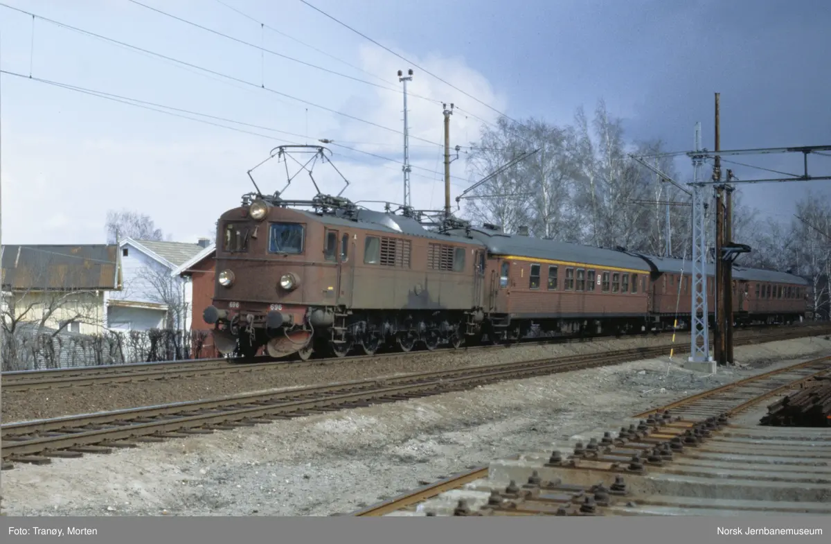 Svensk elektrisk lokomotiv F 696 med ekspresstog fra Stockholm kjører inn på Lillestrøm stasjon