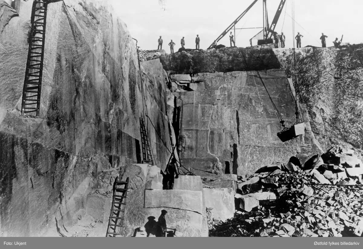 Stenbrudd - storbruddet på Greåker i Tune 1920.
"Høla" sett fra bunnen og opp mot arbeidere på kanten ved krana.