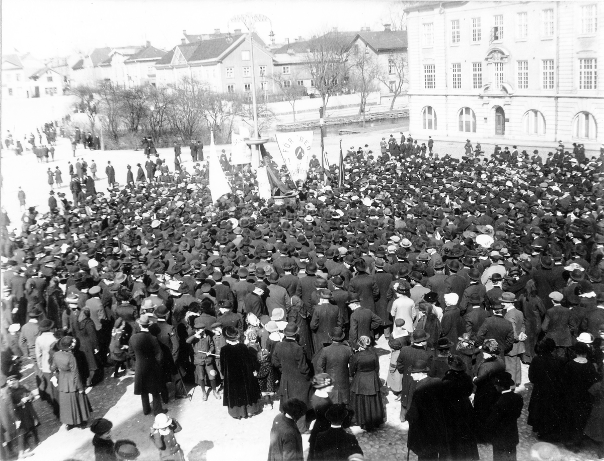 Första maj demonstrationen 1917 på Lilla Torget i Alingsås.
