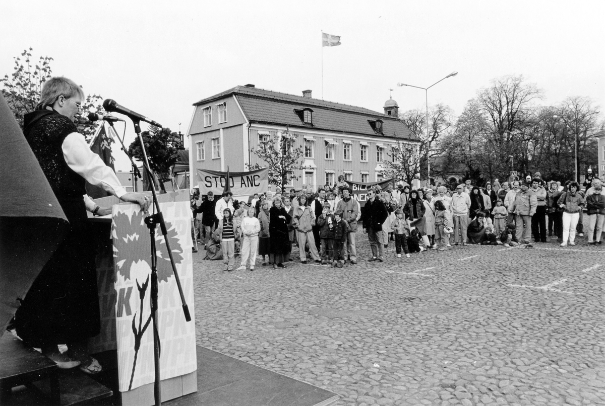 Vanja Larsson ordförande i VPK Alingsås talar på Stora Torget vid Vänsterpartiet Kummunisternas 1:a majmöte 1989.