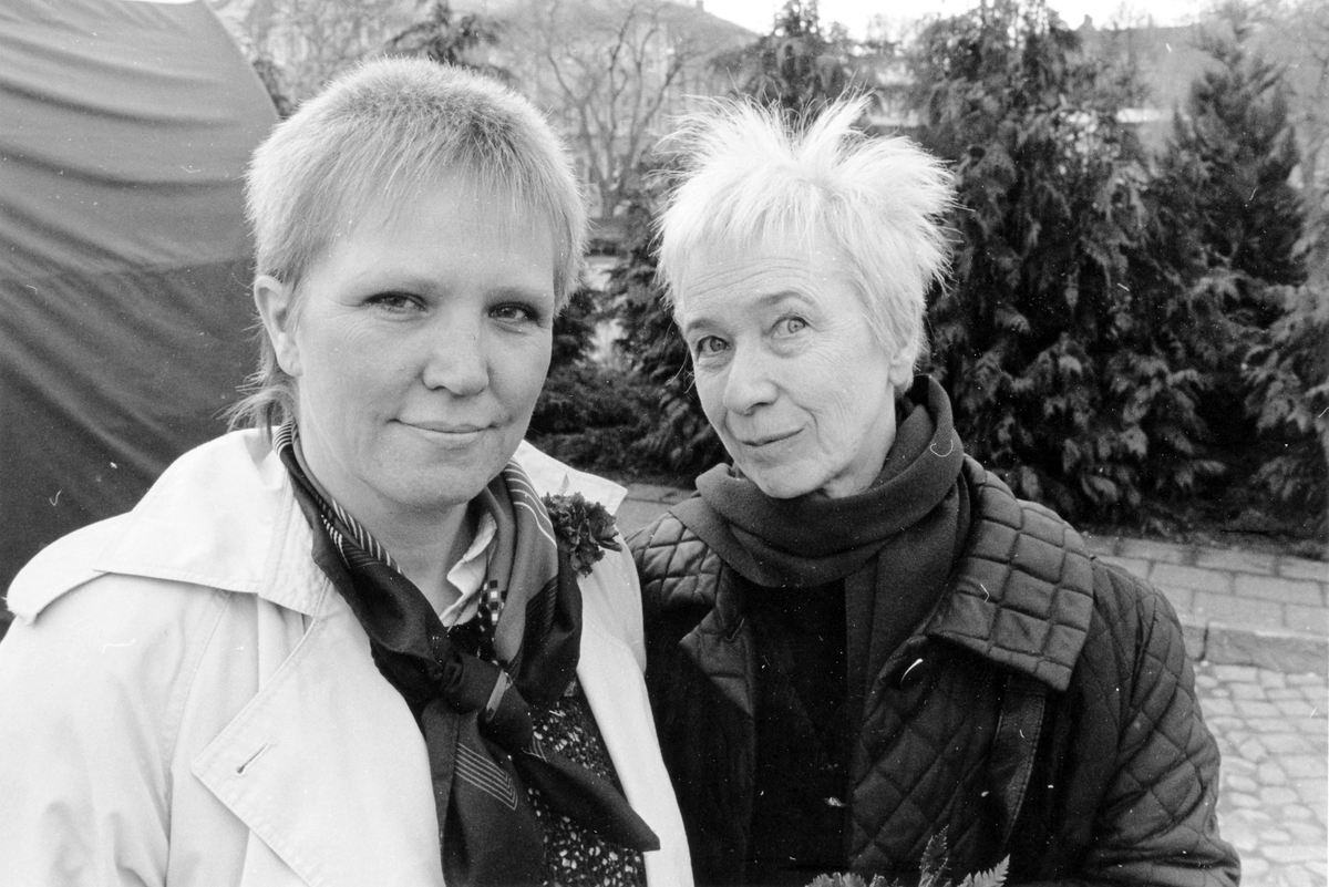 Vänsterpartiet Kommunisternas Ordförande i Alingsås, Vanja Larsson och Sara Lidman (författare) på i Stora Torget i samband med att de båda talat vid VPK's 1:a maj möte 1989.