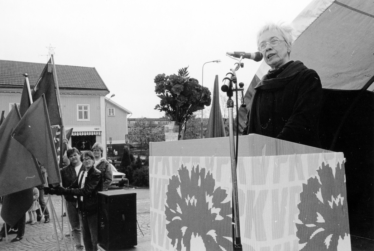 Sara Lidman talar vid VPK's 1:a majmöte 1989 på Stora Torget i Alingsås.