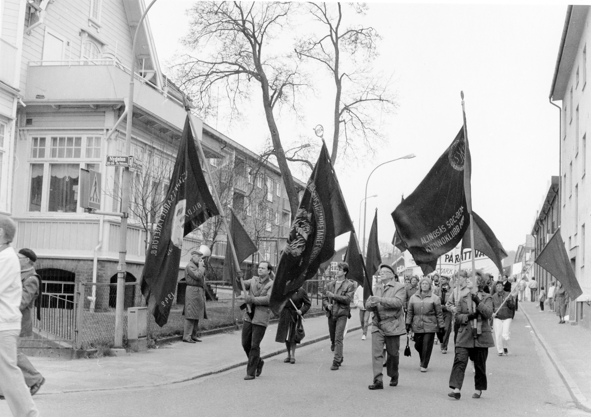 Demonstrationståg den 1:a maj 1986 på Plangatan-Nygatan i Alingsås.