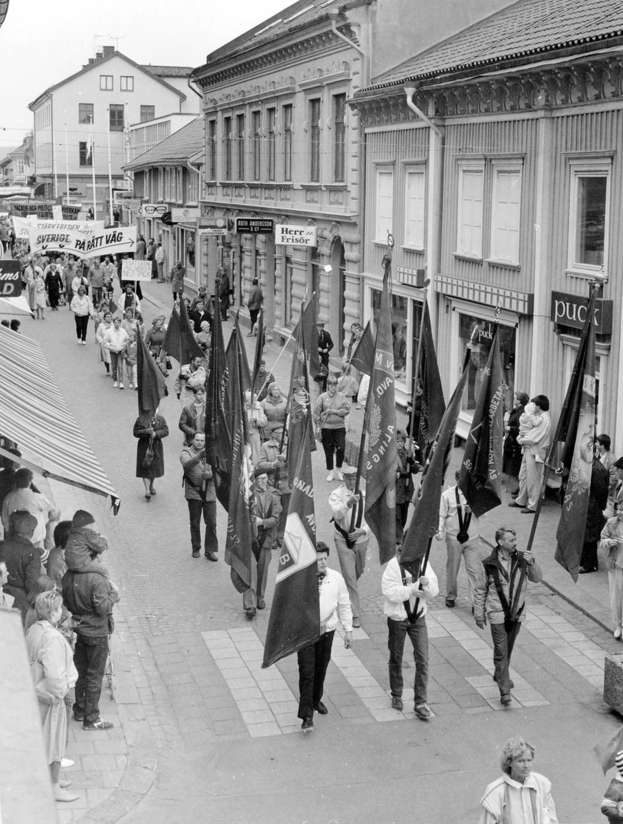 Första maj-demonstration längs Kungsgatan Alingsås. 1986.
