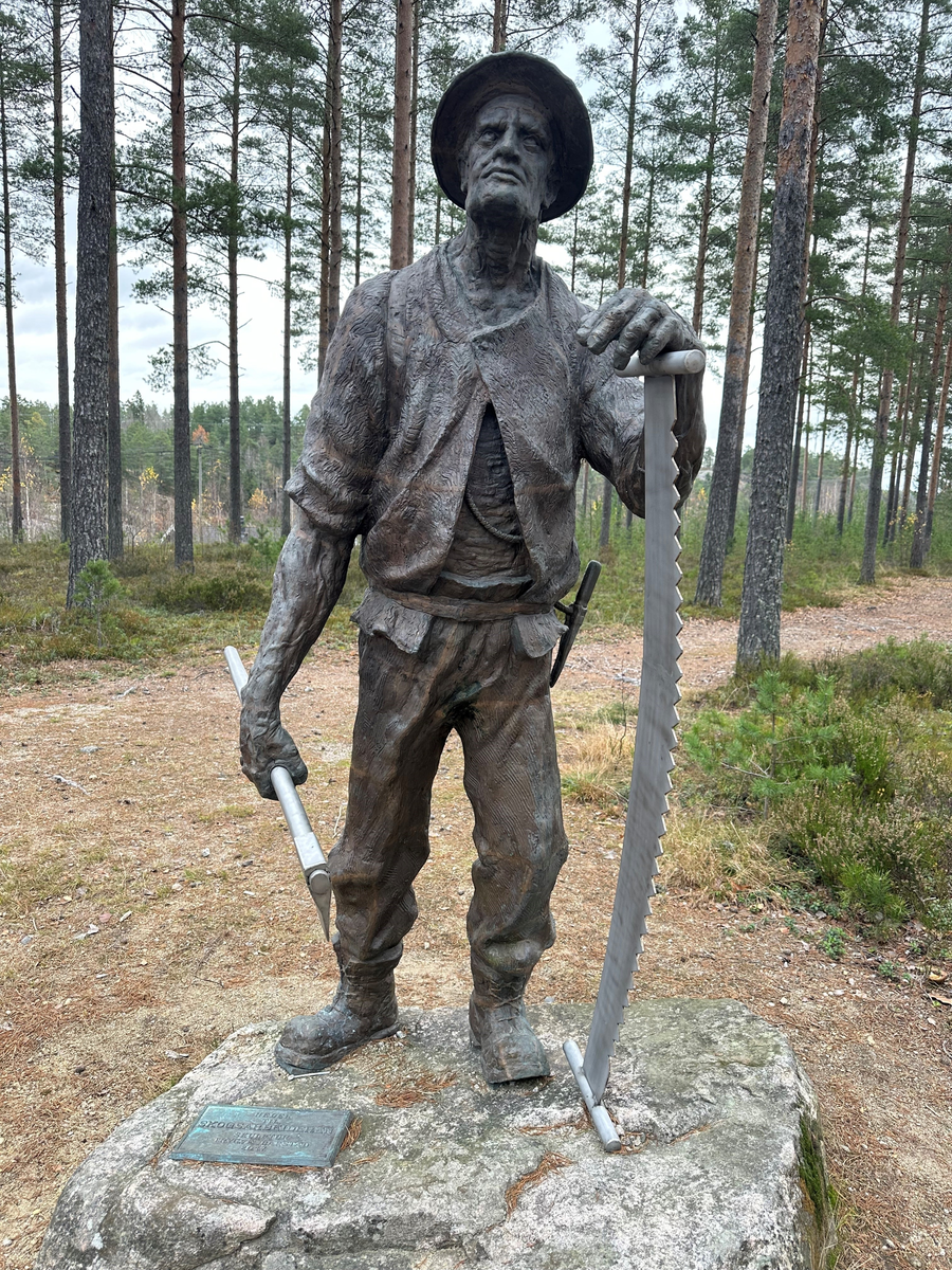 Skulptur, "Skogsarbeideren" reist ved Drangedal Bygdetun i 2017. Skulpturen i bronse, er laget av kunstneren Trygve Barstad