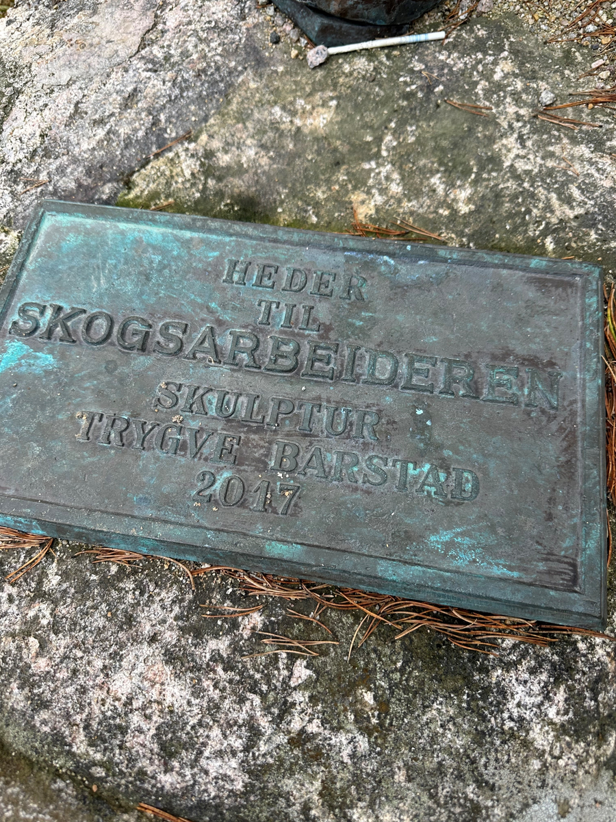 Skulptur, "Skogsarbeideren" reist ved Drangedal Bygdetun i 2017. Skulpturen i bronse, er laget av kunstneren Trygve Barstad