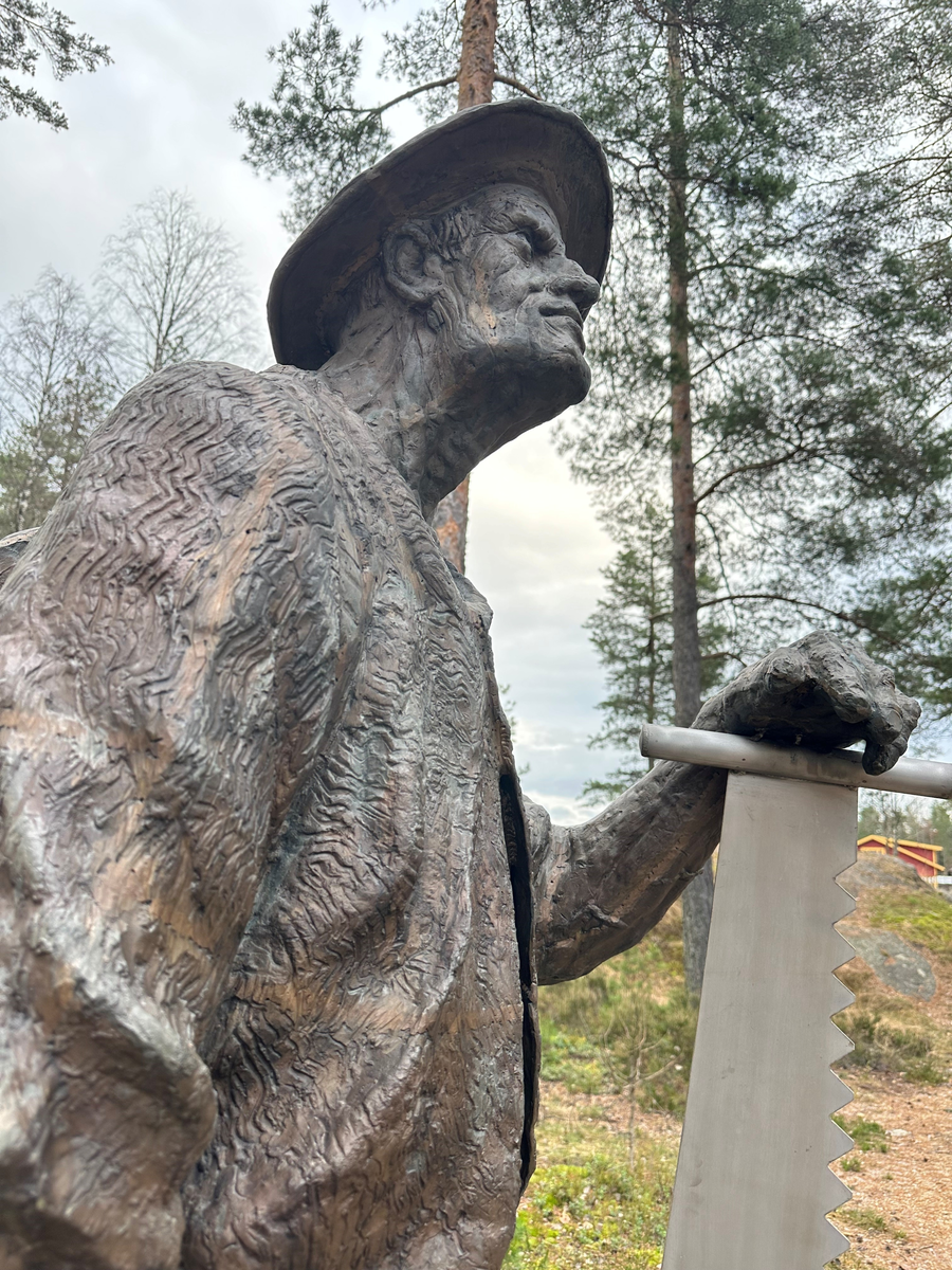Skulptur, "Skogsarbeideren" reist ved Drangedal Bygdetun i 2017. Skulpturen i bronse, er laget av kunstneren Trygve Barstad