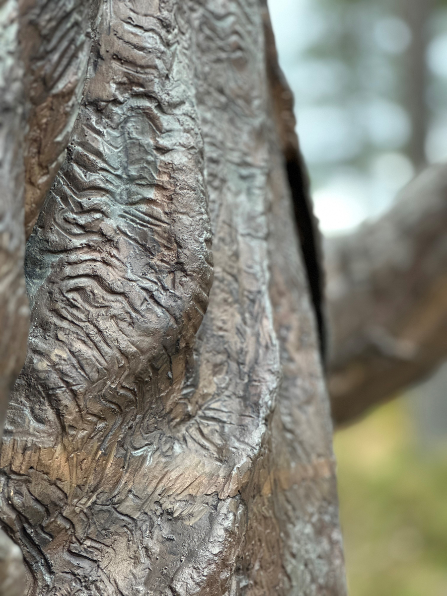 Skulptur, "Skogsarbeideren" reist ved Drangedal Bygdetun i 2017. Skulpturen i bronse, er laget av kunstneren Trygve Barstad