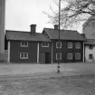 I höjd med Onkel Adamsparken låg tills den revs fastigheten Hunnebergsgatan 37. Fotoåret 1945 hade huset precis tömts på hyresgäster. Siste ägaren, före detta lärarinnan Maria Salomonsson, hade dött året före och nu skulle huset rivas för att ge plats för ett flerfamiljshus efter tidens krav.