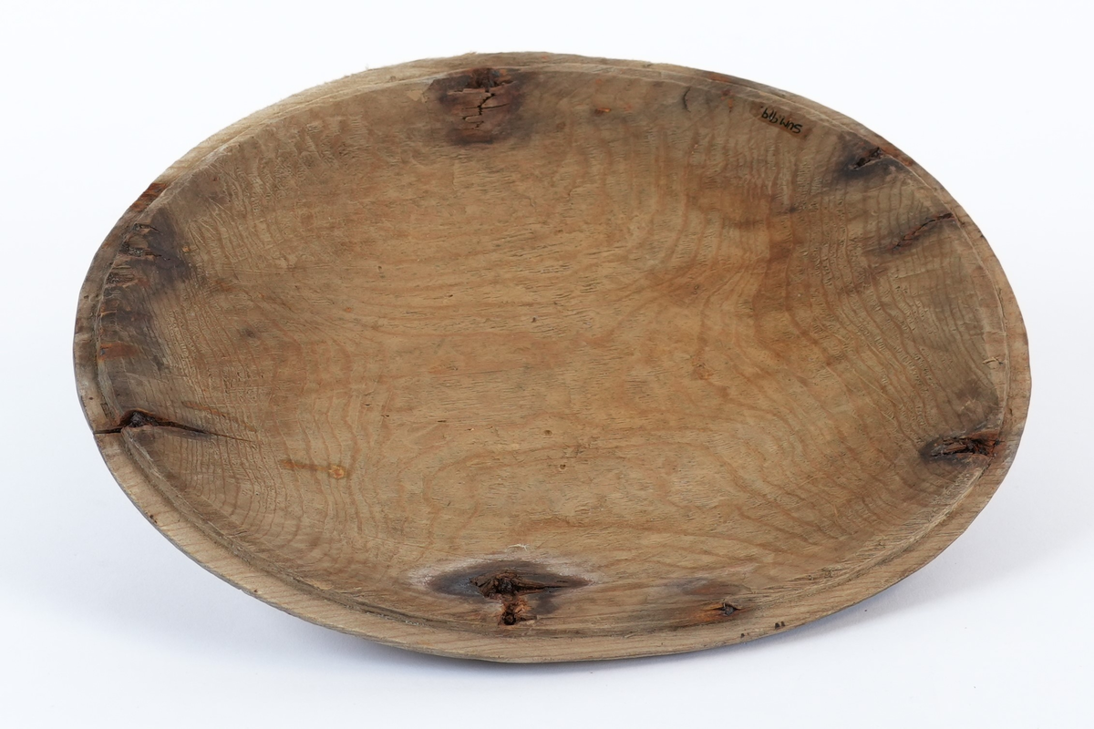 Svidd ornament over heile øskja. I midten av lokket svidde tre stjerner, rundt bord av bogar og sirklar i mellom.  Rundt behaldar striper med bogar med sirklar og krossar, store rombar med greske kors inni og krysskors mellom dei.
