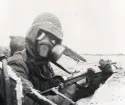Strid i Hörle, Värnamo, 1968-04-03.
Högsta gasberedskap. Två man med gasmask.