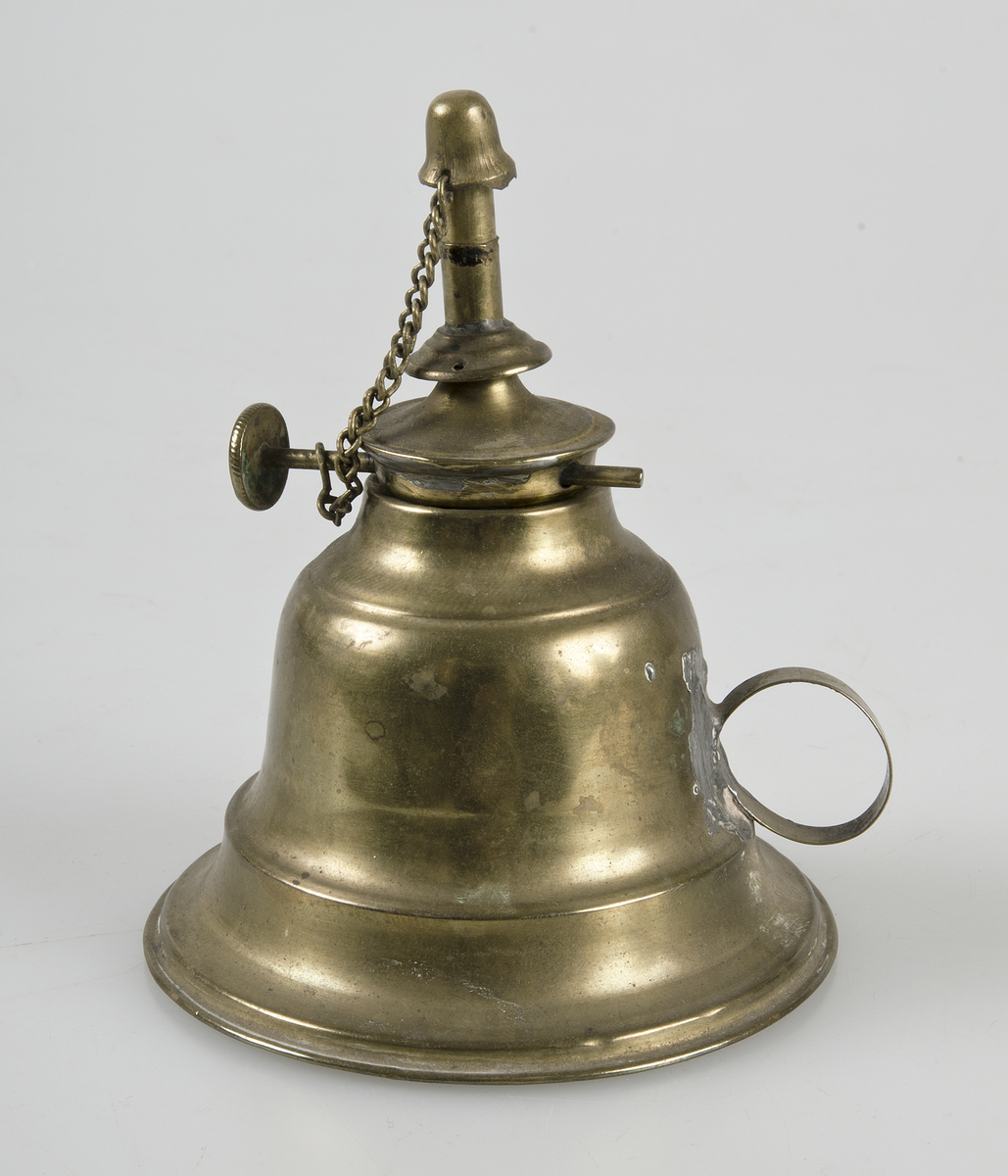 Av mässingsplåt. Brännare kan skruvas loss från oljehuset. På skruven:Geo Wells et CO BIRMM.
Handtagsöglan lagad med blylödning.

