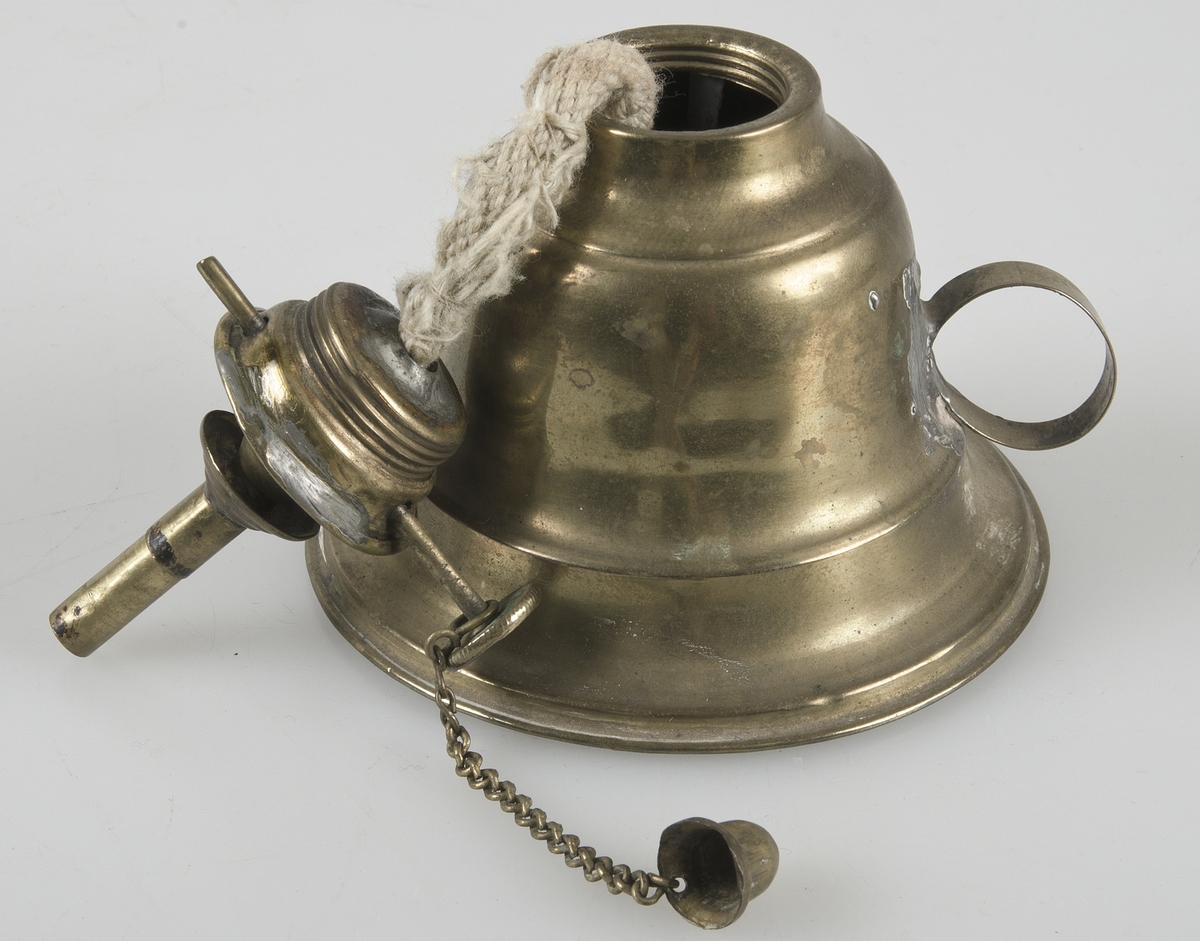Av mässingsplåt. Brännare kan skruvas loss från oljehuset. På skruven:Geo Wells et CO BIRMM.
Handtagsöglan lagad med blylödning.

