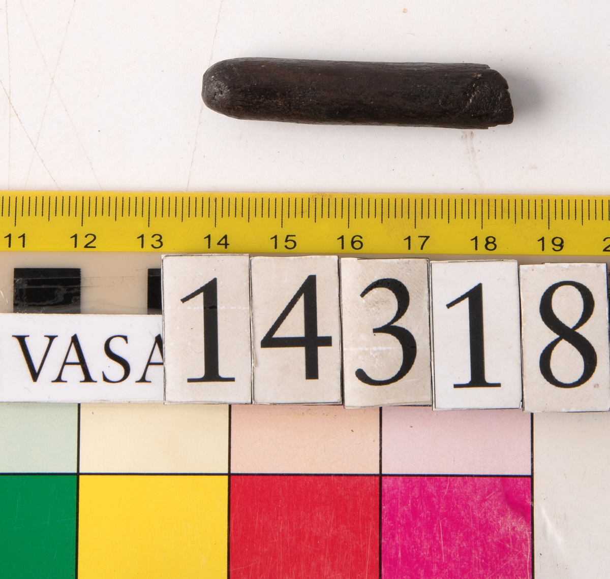 Verktygsskaft, eventuellt till syl. Avlångt, med ovalt tvärsnitt. Avsmalnande i ena änden, brutet i den andra änden. I den smalare änden syns ett litet, runt hål.
Skaftet är relativt slitet.
