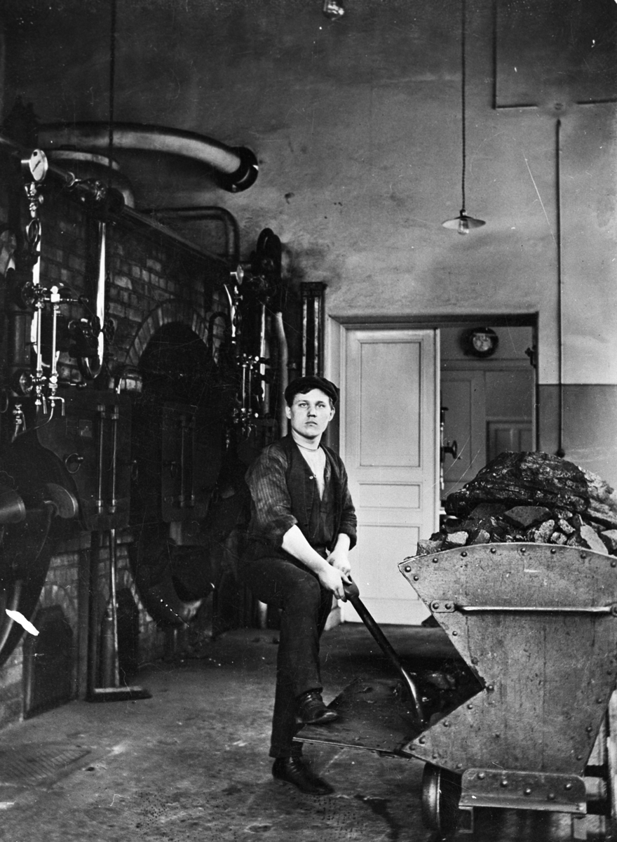 Ångpannehuset. Eldaren Carl Gustaf Söderholm i början av sin karriär. Samme man blev senare i livet förman.