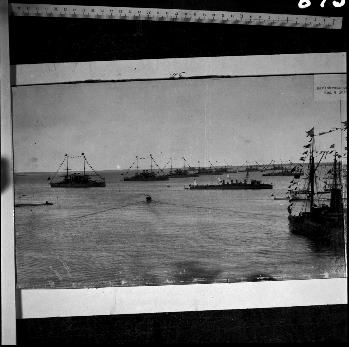 Bilden visar den samlade kusteskadern å Karlskrona örlogsredd den 9 juli 1904 på drottning Sofias födelsedag. Alla fartyg visar stor flaggning.