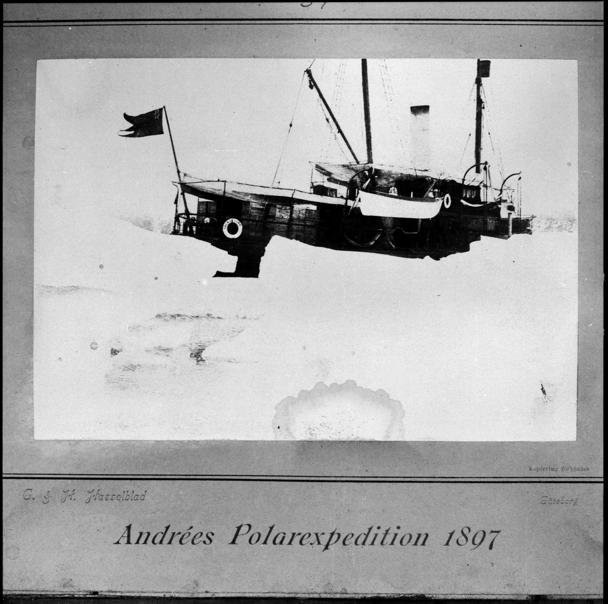 Bilden visar kanonbåten SVENSKSUND i polarisen vid Spetsbergen maj månad 1897.