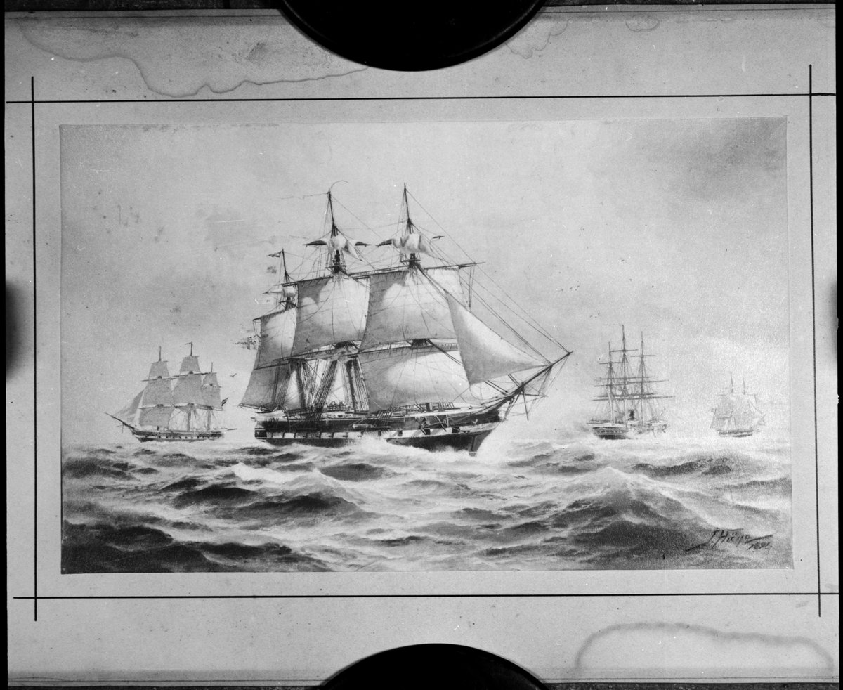 Denna reprofotografi efter en målning av Jacob Hägg föreställer segelfregatter och korvetter under segel, sannolikt fregatterna Eugenie, Vanadis, och Norrköping samt korvetten Balder.