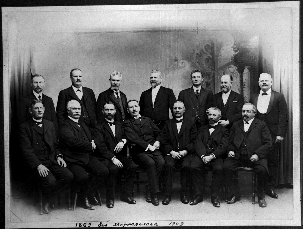 Denna gruppfoto visar 1869-års antagna skeppsgossar samlat för 40-årsdagen för antagning till skeppsgossar. Av 50 antagna maj 1869 var 15 närvarande 1909, bland annat 1 skg 71 Clas Wilhelm Westerberg.