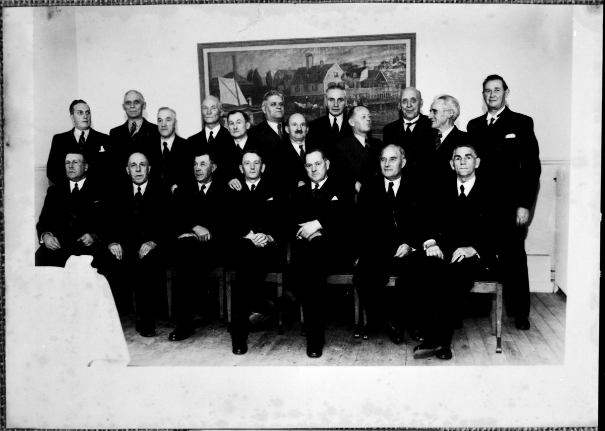 Denna gruppfoto visar Karlskrona Stationen skeppsgossar fotograferat 1944 vid firandet av 40-års jubleet av sin karlskrivning 1904.