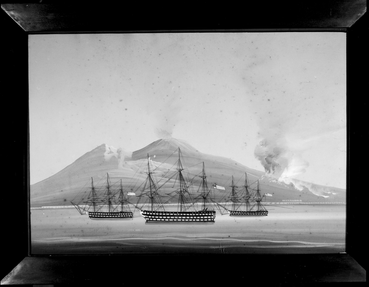 Bilden föreställer en engelsk linjeskeppeskader till ankars i Neapels hamn med Vesuvius som bakgrund på dagen. Tavlan hemfördes från en långresa till Medelhavet av kvartersman 2 gr Petter Magnus Holmquist och blev av honom inramad av virke från linjeskeppet Wasa.