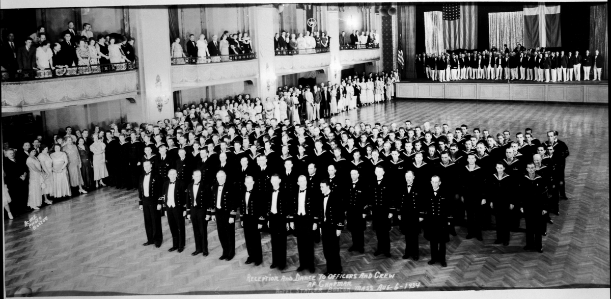 Bilden visar hur af Chapmans besättning välkomnas av svensk amerikaner i festsalen på hotell Statler i Boston den 6 aug. 1934. Detta var af Chapmans sista expedition. Resan gick till Västindien och Nordamerika.