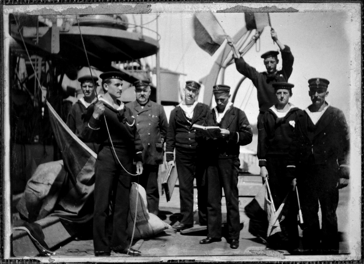 Bilden föreställer flaggens signal- och expeditionspersonal ombord på pansarbåten Oden år 1908.