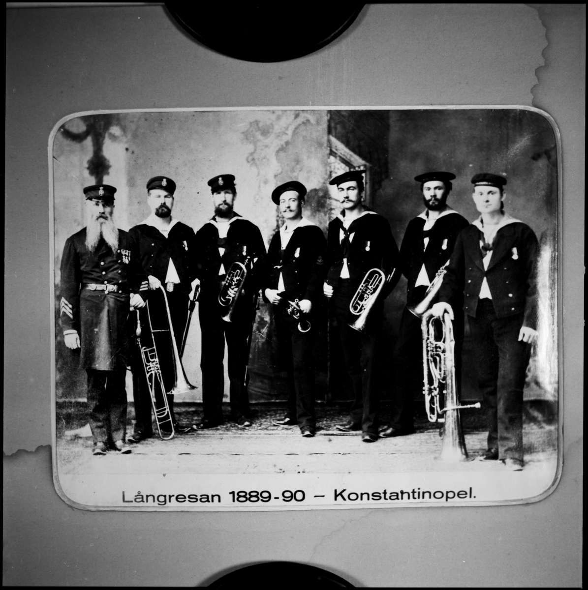 Bilden föreställer korvetten FREJAS musiksextett, långresan 1889-90. Kortet taget efter en musikkonsert för turkiske sultanen Abdul Hamid i Konstantinopel. Flaggunderofficeren som står på kortet är uppb.mask Frans August Pettersson, som på sin tid var med på Vega vid dess exp. Nordostpassagen 1878-79.