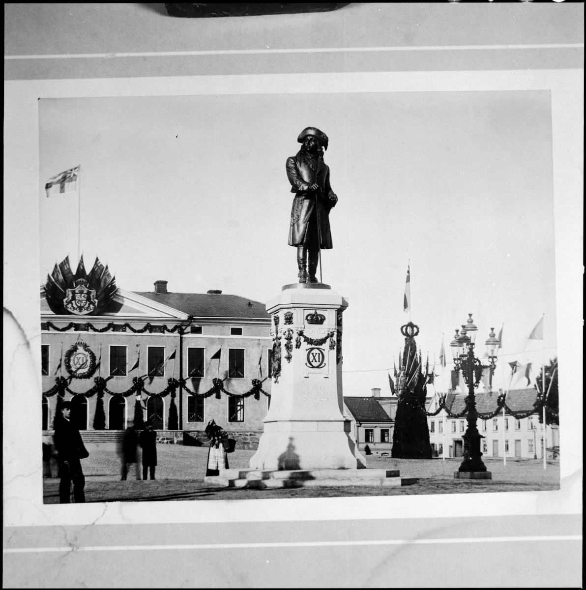 Bilden visar bronsstatyn av Kung Karl XI på stortorget i Karlskrona på dagen av dess avtäckning 1897.