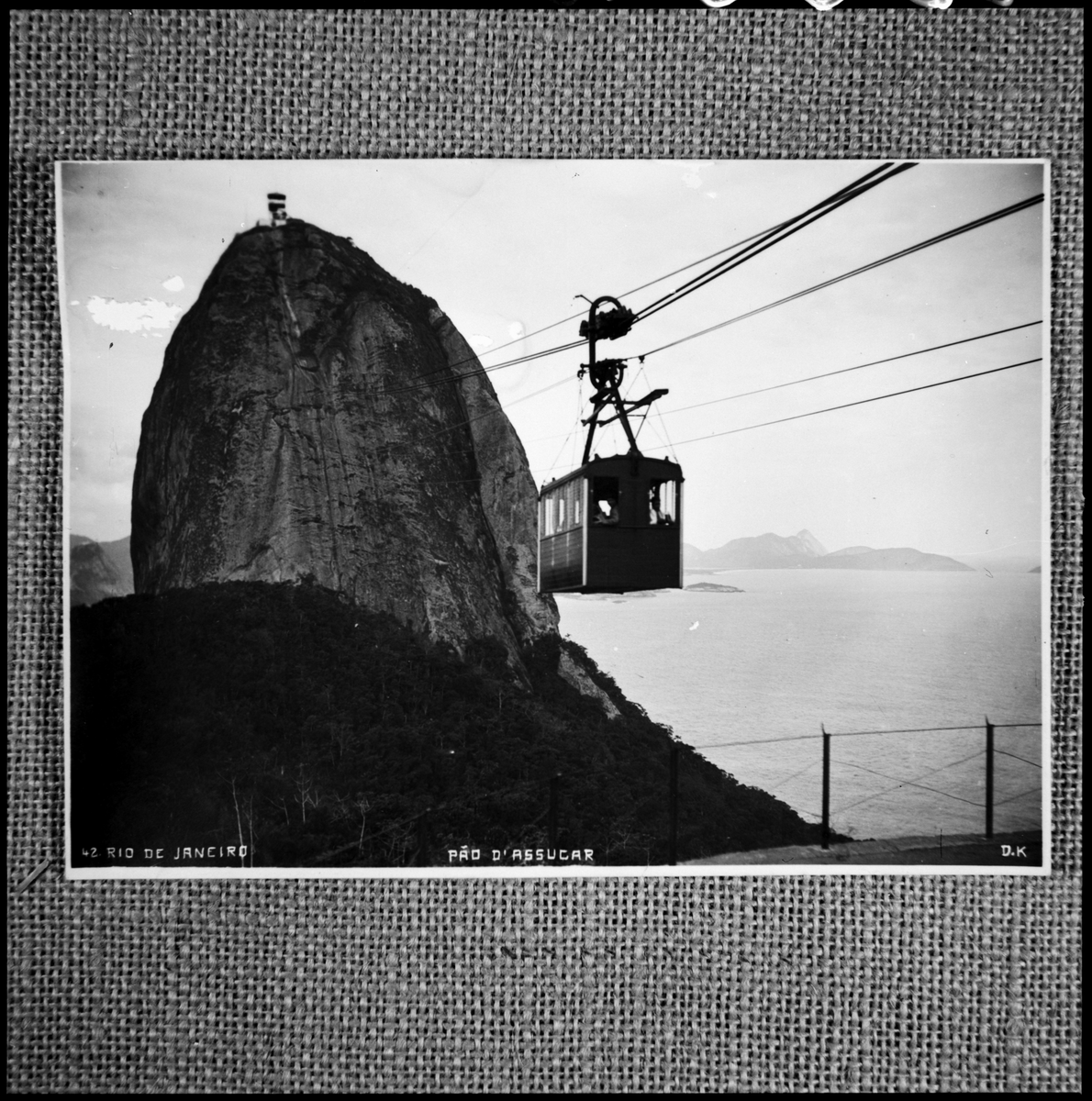 Bilden föreställer sockertoppen med linbanan i Rio de Janeiro. Motivet fotograferades under Fylgias långresa vintern 1927-28.