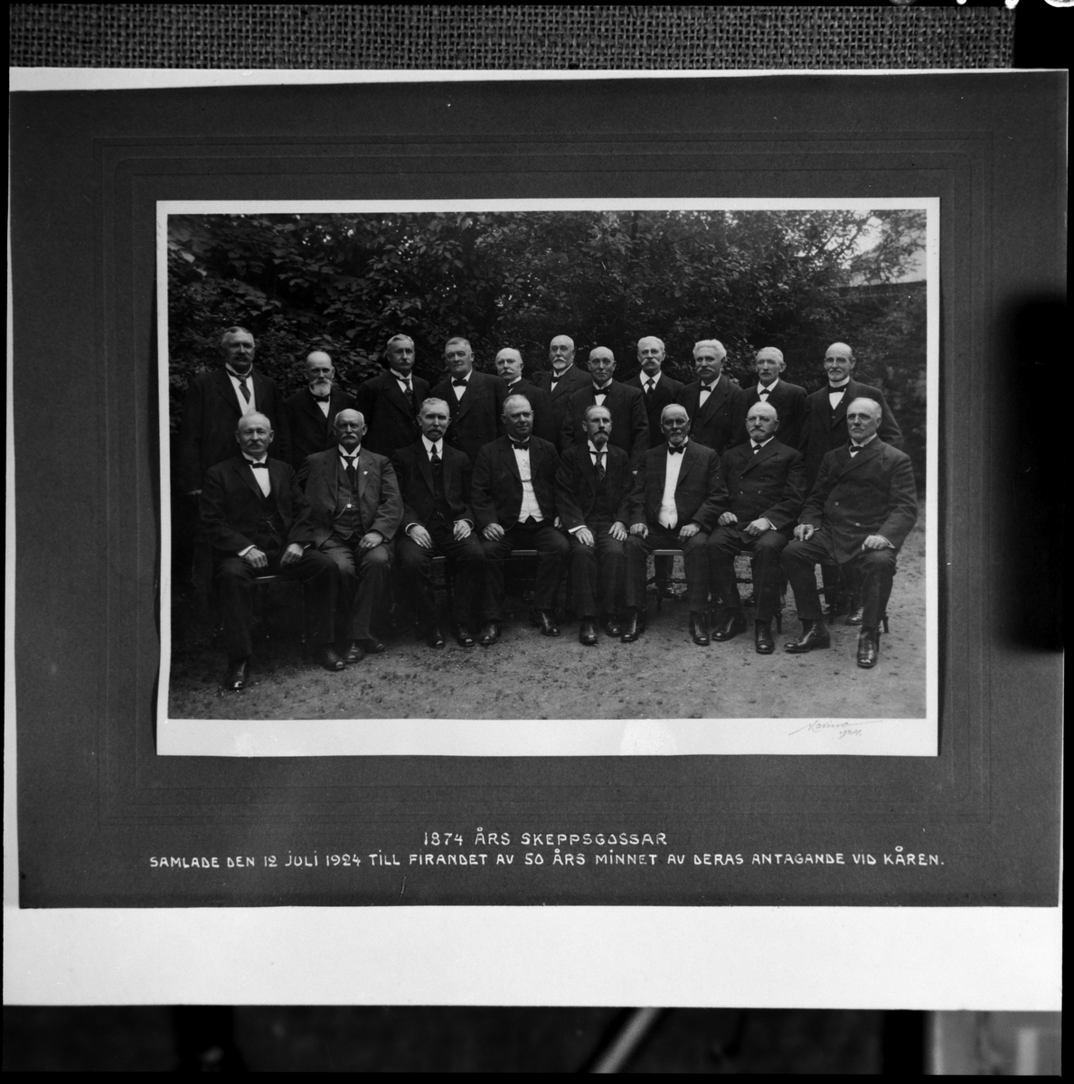 Denna gruppfoto visar 1874 års skeppsgossar samlade den 12 juli 1924 till firandet av 50 års minnet av deras antagande vid kåren.