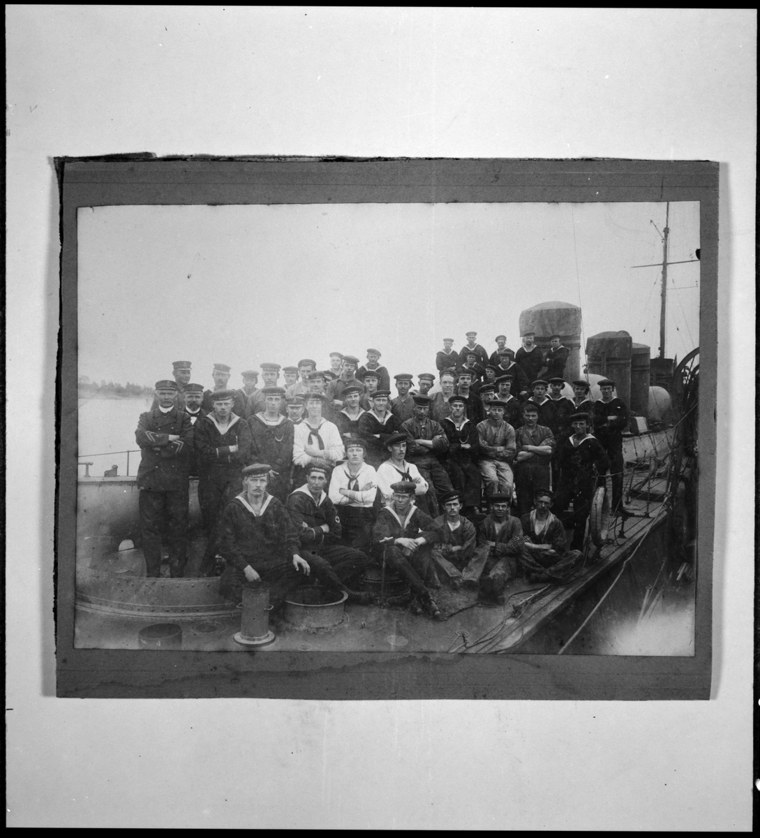 Bilden visar jagaren Ragnars besättning som har samlats på däck för en gruppfoto vintern 1912