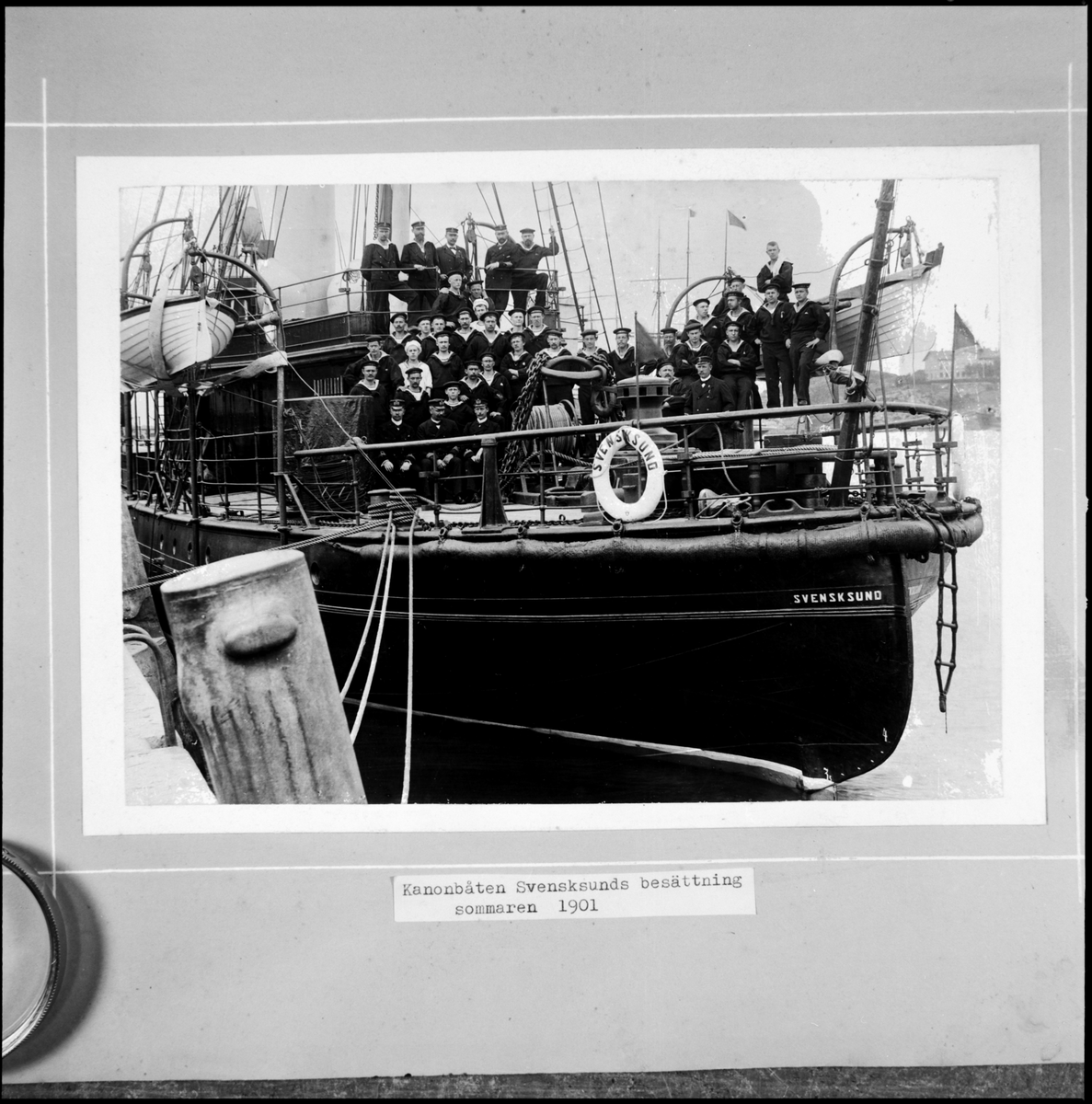Bilden visar kanonbåten Svensksunds besättning som har samlats på däck för en gruppfoto sommaren 1901.