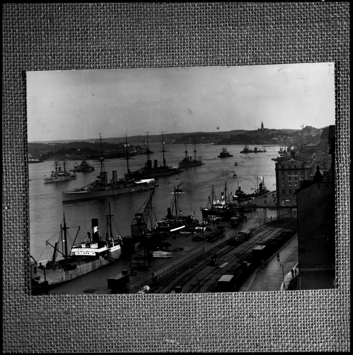 Bilden visar den svenska kustflottan till ankars på Stockholms ström 1922 vid midsommartid i samband med danskt örlogsbesök. Dåvarande kronsprins Fredrik sedermera konung Fredrik IX följde med den danska eskadern.