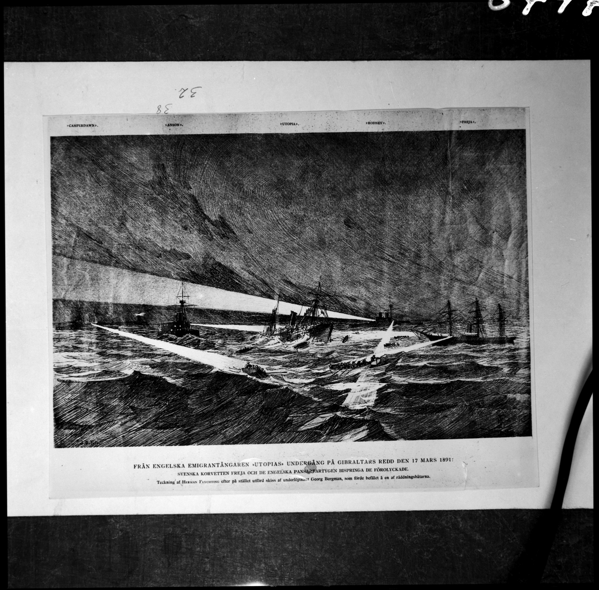 Denna reproduktion av en teckning från Herman Feychting föreställer den engelska emigrantångaren Utopias undergång på Gibraltars redd den 17 mars 1891. Den svenska korvetten Freja under befäl av prins Oscar Bernadott och engelska pansarfartyg undsätter de förolyckade. Teckningen av Herman Feychting är utförd efter en på stället utförd skiss av underlöjtnant Georg Bergman, som förde befäl på en av räddningsbåtarna.