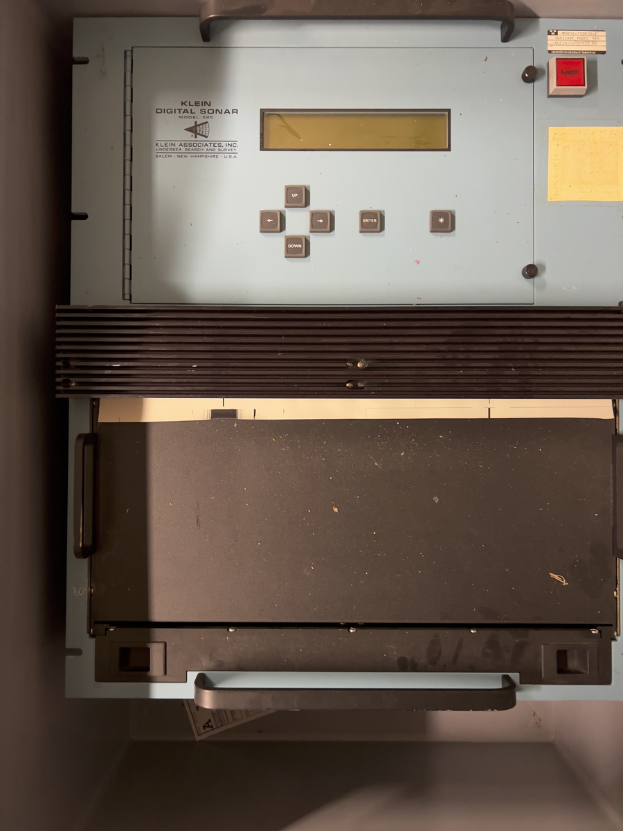 The Klein 595 Digital Graphic Recorder produces a continuous permanent graphic record of the sea floor and sub-bottom topography.
Se Referenser för mer information.