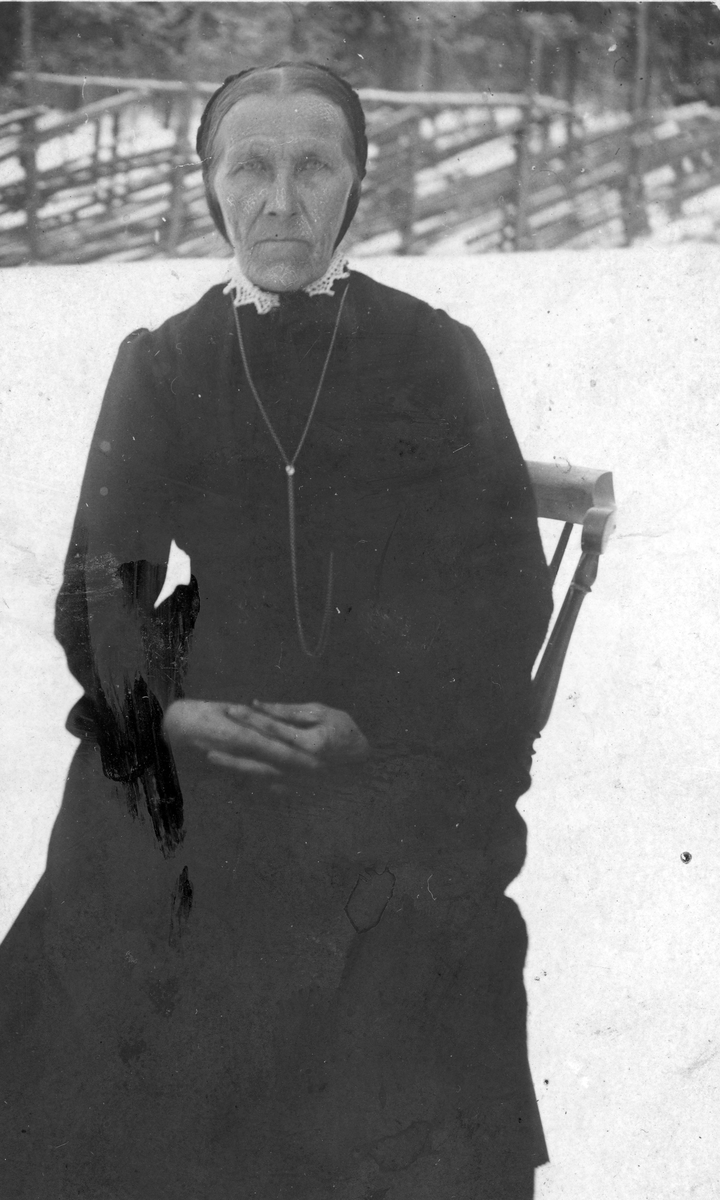Portrett av Marit Eiriksdatter Brandsneshug, (1834-1924) født Nordabekken (99/1)